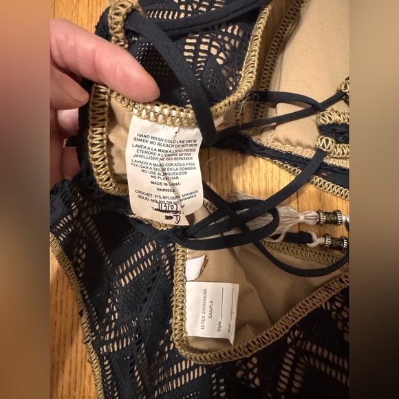 Весса Wanderlust Halter Top (D) and Bikini Bottoms (S) in Black/Tan - Picture 5 of 5